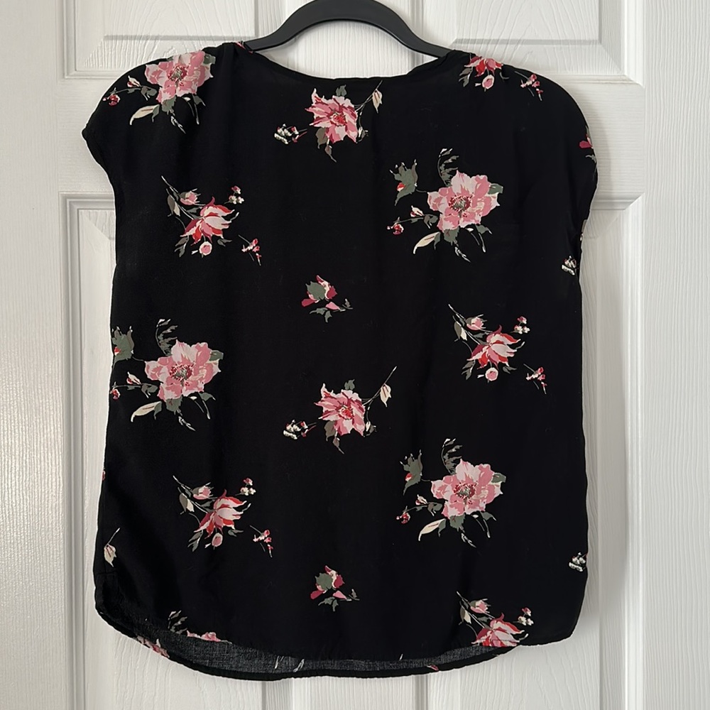 Abercrombie & Fitch Black Floral V-Neck Cap Sleeve Blouse - Picture 4 of 4
